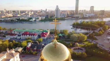 Kan arazi Rusya, Rusya, Ekaterinburg All Saints adına kilise. Video. UltraHD (4k)