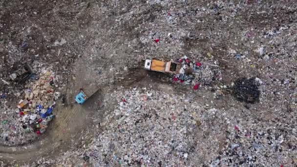 Camion Della Spazzatura Scaricano Spazzatura Una Discarica Nelle Vicinanze Della — Video Stock