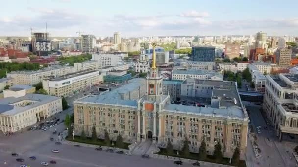 Ryssland Ekaterinburg Juni 2018 Flyger Upp Till Klockan Tornet Stadshuset — Stockvideo