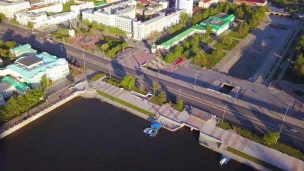 中央池塘和水坝的路堤 叶卡捷琳堡市的历史中心 俄罗斯谢沃斯季亚诺夫的房子 超高清 — 图库视频影像