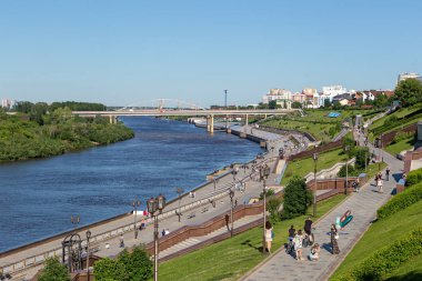 Rusya, Tyumen - 15 Temmuz 2018: Şehir, Tyumen, Chelyuskintsev otomobil köprü nehir Tura çıkabilir. Rusya