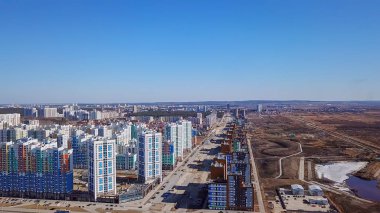 Kule vinç ve bina, daha sonra bir panorama Academichesky bölgesine Ekaterinburg Rusya  