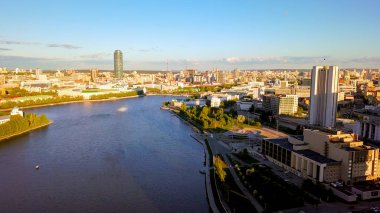 Göletin ortasındaki setten. Yekaterinburg şehrinin tarihi merkezi. Rusya, Dron 'dan