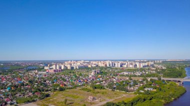 Panoramik şehir Tyumen açılış Tura, nehir iskele üzerinden. Rusya'dan Dron