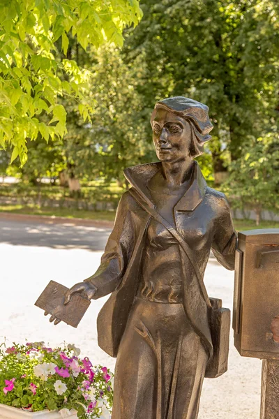 Rusland Tyumen Juli 2018 Art Sculpture Vrouw Postbode Met Een — Stockfoto