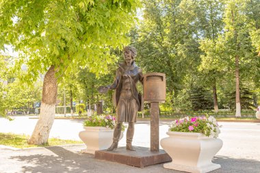 Rusya, Tyumen - 15 Temmuz 2018: Sanat heykel - kadın postacı posta kutusuna bir mektup ile