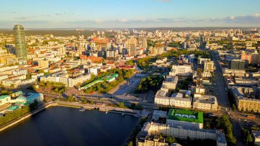 Merkez göl ve Plotinka 'nın seti. Dron 'dan Rusya' nın Yekaterinburg şehrinin tarihi merkezi.
