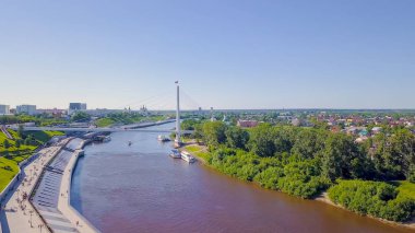 Tyumen şehir, Aşıklar Köprüsü nehir Tura çıkabilir. Rusya, Rus metin - Tyumen, Dron üzerinden  