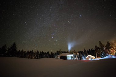 Yıldızlı kış gökyüzü arka plan küçük ev