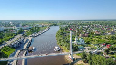 Tyumen şehir, Aşıklar Köprüsü nehir Tura çıkabilir. Rusya, Tyumen, Dron üzerinden  