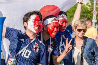 Rusya, Yekaterinburg - 24 Haziran 2018: Futbol taraftarları Sinigal vs Japonya stadium Ekaterinburg Arena yakınındaki maçtan önce. Fifa Dünya Kupası 2018