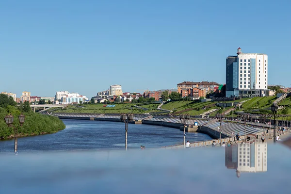 Staden Tyumen Banvallen Den Floden Tura Den Ryska Texten Tyumen — Stockfoto