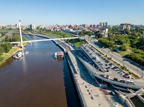 Város Tyumen Töltésén Folyó Tura Híd Szerelmesek Oroszország Légi Fényképezés — Stock Fotó