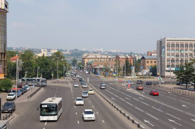 Rusya, Krasnoyarsk - 23 Temmuz 2018: Weinbaum Street, Karl Marx sokak ile kesiştiği. Yaz aylarında kentin genel görünümü.