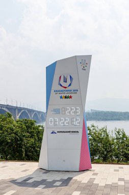 Rusya, Krasnoyarsk - 23 Temmuz 2018: Krasnoyarsk Yenisey Irmağı dolgu üzerinde Dünya Üniversite Oyunları 2019 başlangıcı için geri sayım elektronik izlemek