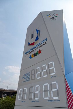 Rusya, Krasnoyarsk - 23 Temmuz 2018: Krasnoyarsk Yenisey Irmağı dolgu üzerinde Dünya Üniversite Oyunları 2019 başlangıcı için geri sayım elektronik izlemek