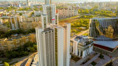 Rusya, Yekaterinburg - 7 Haziran 2018: Bina bölgesel hükümeti ve gökdelenler üzerinden Dron Ekaterinburg şehir merkezinde  