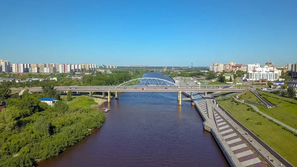 Ciudad Tyumen Embankment River Tura Chelyuskintsev Automobile Bridge Rusia Texto — Foto de Stock