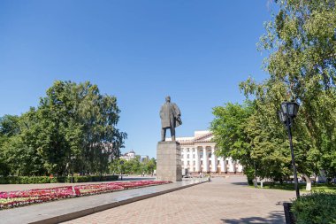 Rusya, Tyumen - 15 Temmuz 2018: Tümen merkezi kare Lenin anıt