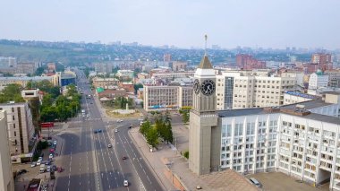 Rusya, Krasnoyarsk - 22 Temmuz 2018: Şehir saat. Tiyatro Meydanı. Krasnoyarsk, Dron üzerinden şehir panoraması  