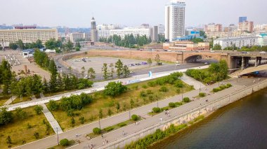 Rusya, Krasnoyarsk - 22 Temmuz 2018: Ortak köprü. Tiyatro Meydanı. Yazıt ve saat - Krasnoyarsk 2019. Krasnoyarsk, Dron üzerinden şehir panoraması  