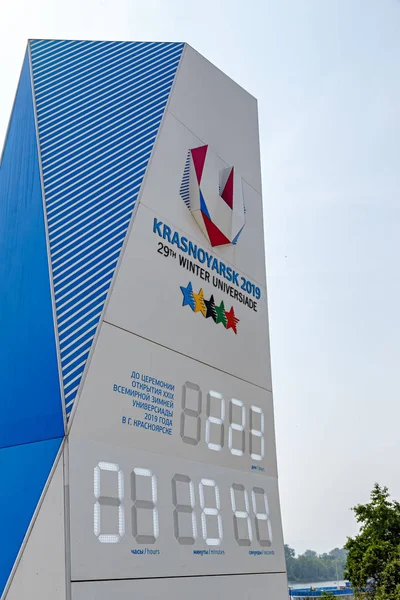 俄罗斯 克拉斯诺亚尔斯克 2018年7月23日 电子手表的倒计时开始的2019大运克拉斯诺亚尔斯克在叶尼塞河河路堤 — 图库照片
