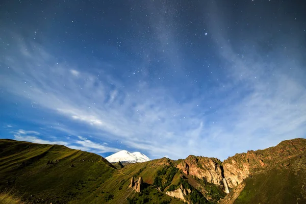 Αστέρια Και Σύννεφα Πάνω Από Όρος Ελμπρούς Τοπίο Νύχτα Ρωσία — Φωτογραφία Αρχείου