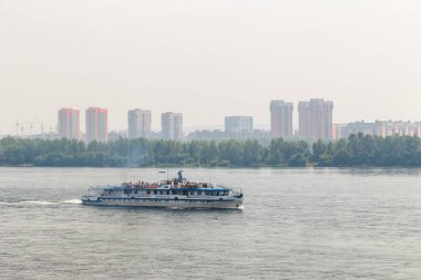 Rusya, Krasnoyarsk - 23 Temmuz 2018: tekne - Yenisey Nehri üzerinde Junga zevk