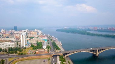 Rusya, Krasnoyarsk - 22 Temmuz 2018: Tiyatro Meydanı. Ortak köprü, şehir yönetim. Krasnoyarsk, Dron üzerinden şehir panoraması  