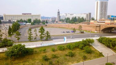 Rusya, Krasnoyarsk - 22 Temmuz 2018: Şehir saat. Tiyatro Meydanı. Yazıt ve saat - Krasnoyarsk 2019. Krasnoyarsk, Dron üzerinden şehir panoraması  