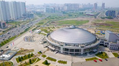 Rusya, Krasnoyarsk - 23 Temmuz 2018: Spor tesisi. Arena-Kuzey (Arena çok fonksiyonlu kompleks Sever), Dron üzerinden  