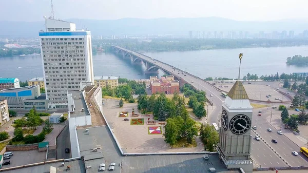 Rusia Krasnoyarsk Julio 2018 Reloj Ciudad Puente Comunal Administración Municipal —  Fotos de Stock