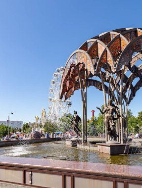 Rusya, Tyumen - 15 Temmuz 2018: Çeşme mevsim. Şehir merkezindeki Tyumen