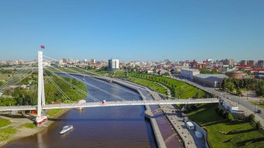 Tyumen şehir, Aşıklar Köprüsü nehir Tura çıkabilir. Rusya, Tyumen, Dron üzerinden  