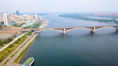 Rusya, Krasnoyarsk - 22 Temmuz 2018: Ortak köprü. Tiyatro Meydanı. şehir yönetimi. Krasnoyarsk, Dron üzerinden şehir panoraması  
