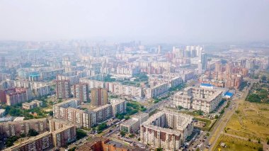 Rusya, Krasnoyarsk - 23 Temmuz 2018: Park Krasnoyarsk şehir 400 yıl sonra adında. Şehir panoraması, Dron üzerinden  