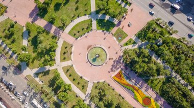 Rusya, Irkutsk. Kirov sonra adlı Meydanı. Çeşmeden Dron, başının üzerinde atış  