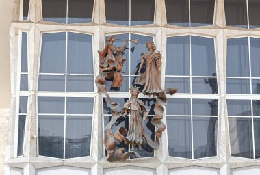 Rusya, Krasnoyarsk - 23 Temmuz 2018: Krasnoyarsk Devlet Opera ve Bale Tiyatrosu cephesinde heykeller