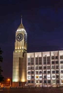 Rusya Krasnoyarsk. Gece fotoğraf. Şehir Saat Kulesi, Krasnoyarsk şehir Yönetim (Krasnoyarsk Big Ben)