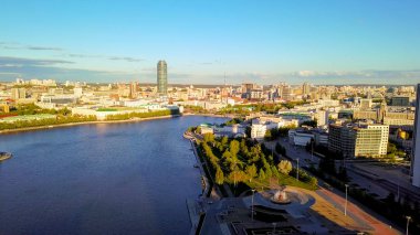 Göletin ortasındaki setten. Yekaterinburg şehrinin tarihi merkezi. Rusya, Dron 'dan