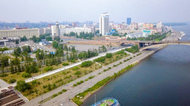 Rusya, Krasnoyarsk - 22 Temmuz 2018: Ortak köprü. Tiyatro Meydanı. Yazıt ve saat - Krasnoyarsk 2019. Krasnoyarsk, Dron üzerinden şehir panoraması  