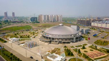 Rusya, Krasnoyarsk - 23 Temmuz 2018: Spor tesisi. Arena-Kuzey (Arena çok fonksiyonlu kompleks Sever), Dron üzerinden  