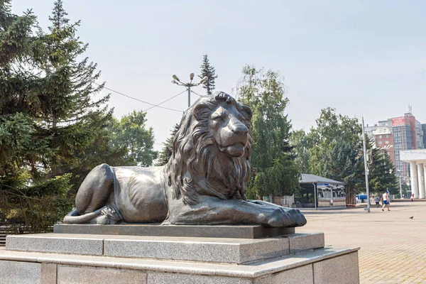 クラスノヤルスク市内の劇場広場でライオンのロシア クラスノヤルスク 2018 — ストック写真