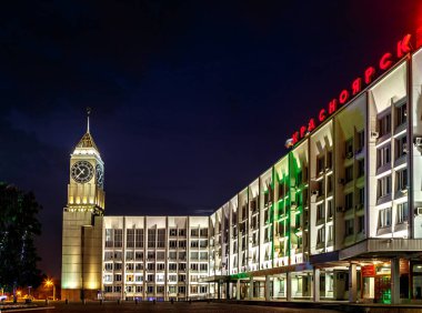 Rusya, Krasnoyarsk - 23 Temmuz 2018: Gece fotoğraf. Şehir Saat Kulesi, Krasnoyarsk şehir Yönetim (Krasnoyarsk Big Ben)