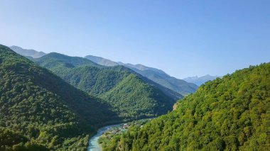 Kafkas Dağları uçuşta. Dağ silsilesi Panoraması açılır. Karaçay-Çerkes Cumhuriyeti, Rusya Federasyonu  