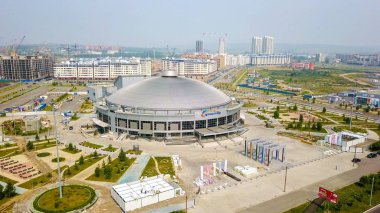 Rusya, Krasnoyarsk - 23 Temmuz 2018: Spor tesisi. Arena-Kuzey (Arena çok fonksiyonlu kompleks Sever), Dron üzerinden  