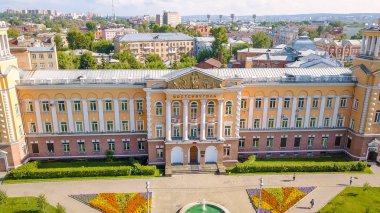 Rusya, Irkutsk - 26 Temmuz 2018: Bina Vostsibugol ticaret ve sanayi şirketi. Ikhvinsky meydanından Dron  