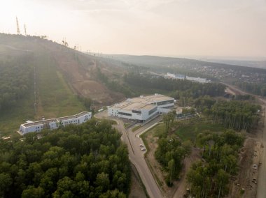 Rusya, Krasnoyarsk - 23 Temmuz 2018: Kış spor Akademisi. Sopka çok fonksiyonlu spor kompleksi, Dron üzerinden hava fotoğrafçılığı
