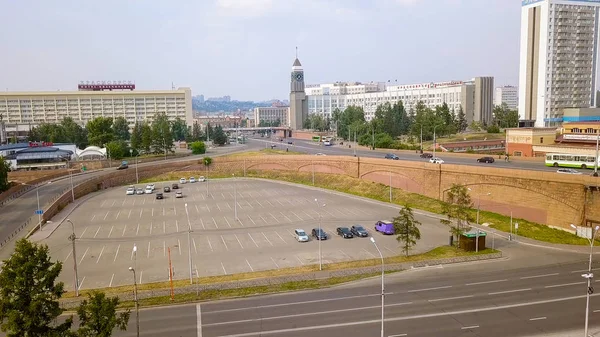 Rusya, Krasnoyarsk - 22 Temmuz 2018: Şehir saat. Tiyatro Meydanı. Yazıt ve saat - Krasnoyarsk 2019. Krasnoyarsk, Dron üzerinden şehir panoraması  