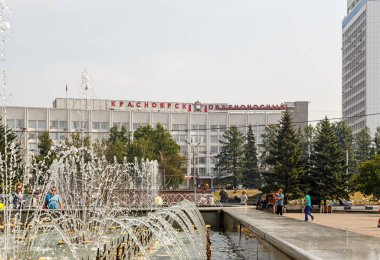 Rusya, Krasnoyarsk - 23 Temmuz 2018: yönetim Krasnoyarsk şehir. Yazıt - Krasnoyarsk Ordonosny. Tiyatro Meydanı'nda bir çeşme ile göster.